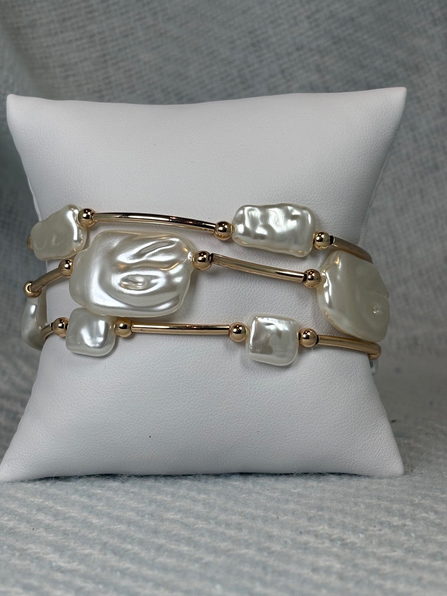 Flat chunky pearl and gold rod stretch bracelet set