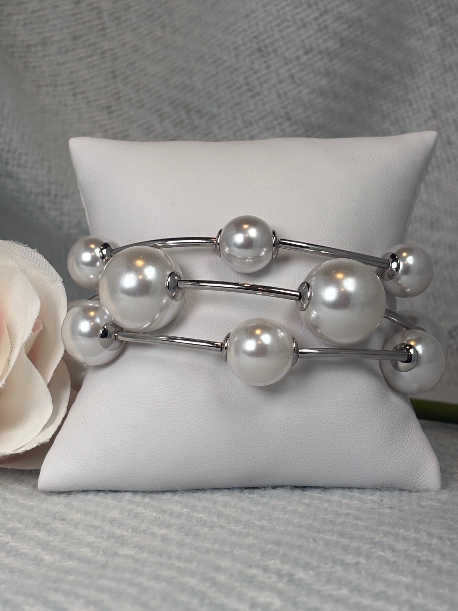 Chunky pearl and silver rod stretch bracelet set