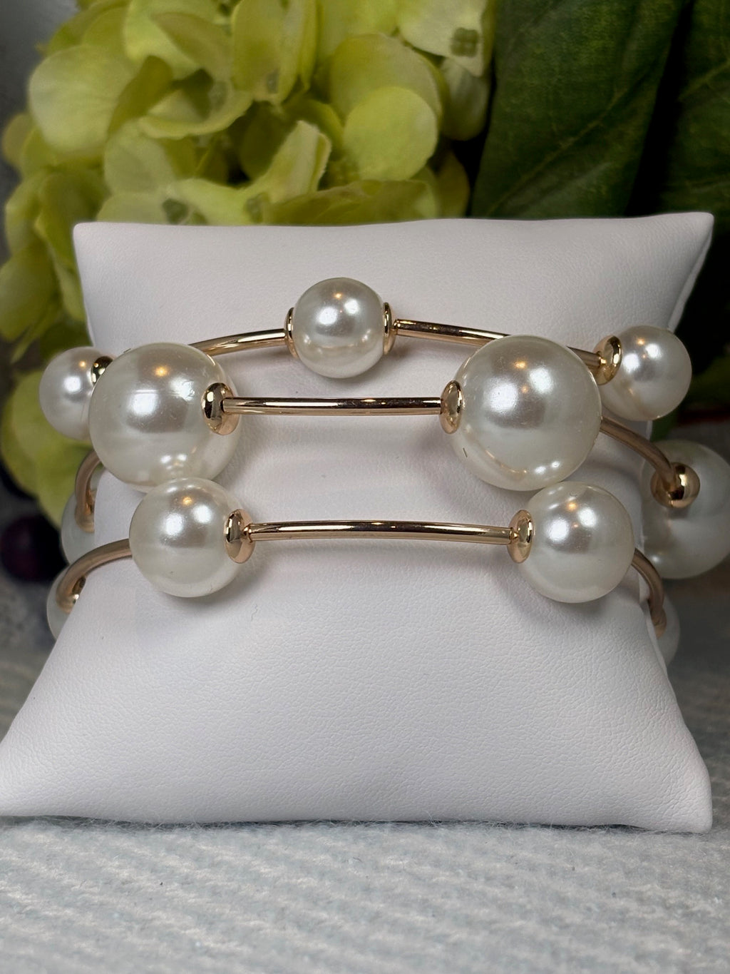 Chunky pearl and gold rod stretch bracelet set