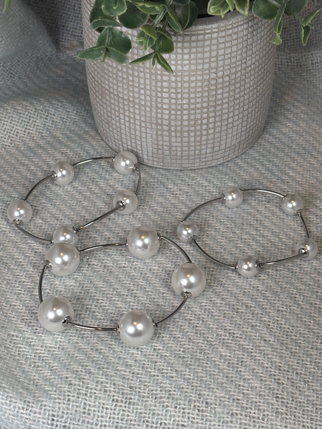 Chunky pearl and silver rod stretch bracelet set