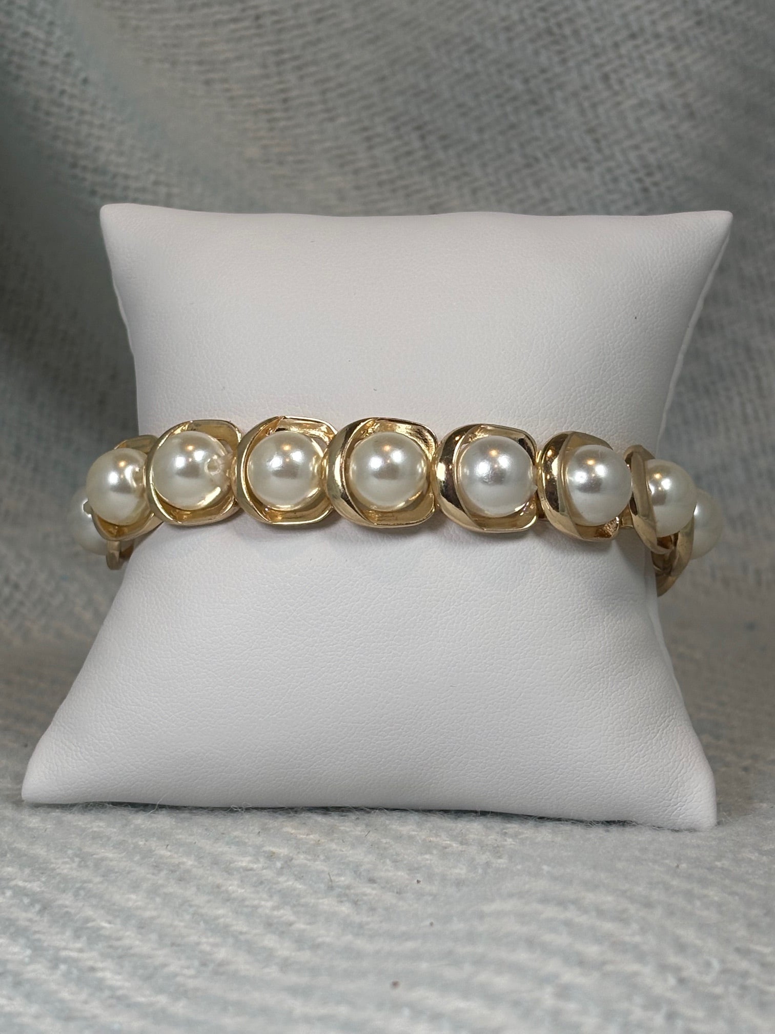 Pearl with Gold Surround Stretch Bracelet